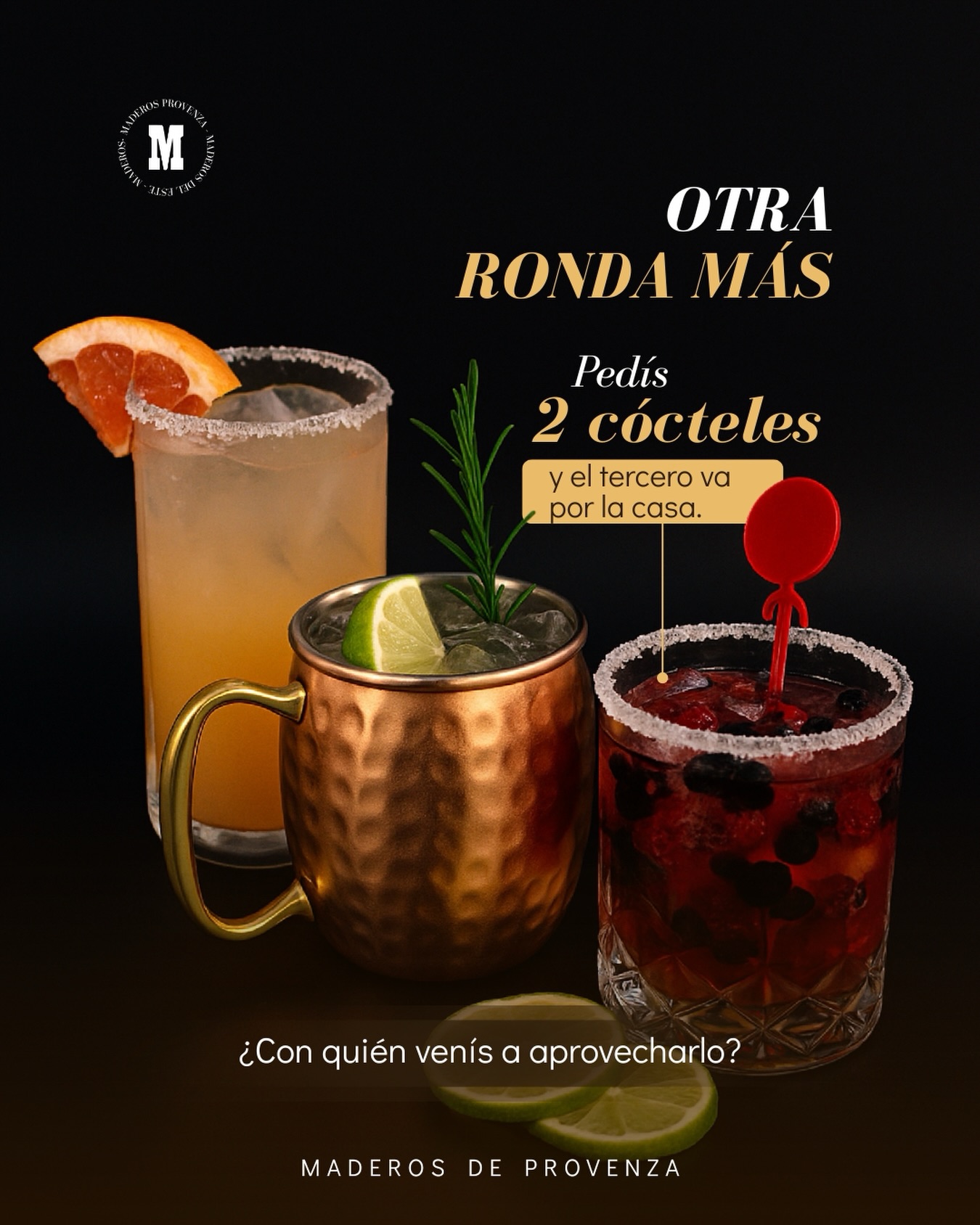 Cocteles servidos en vasos de cobre y cristal; la pieza invita a otra ronda.